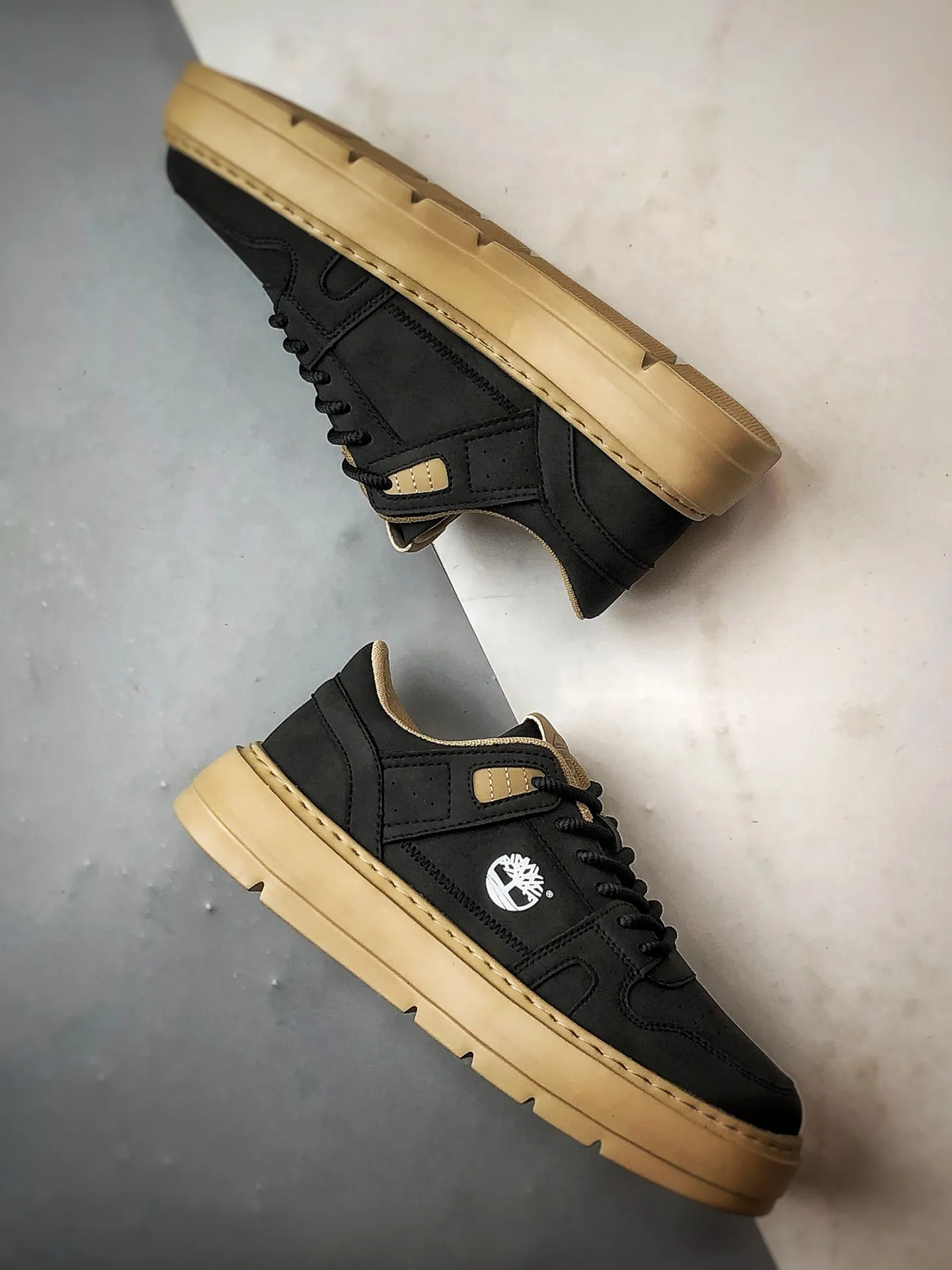 💰400 Timberland outdoor lightweight low-cut casual Martin boots, Guangdong factory quality, original box and original packaging, fashionable and trendy matching. The fabric is made of Italian 🇮🇹 top-grade frosted fine-grained cowhide. It is equipped with anti-odor and anti-corrosion genuine leather latex insoles. The outsole and hardware are all made from OEM raw materials. The full set of official website unified packaging gives you a perfect wearing experience. High-quality and durable, a must-have for sportsmen. High-quality and first-class foot feel. This year's autumn and winter trendy outdoor is suitable for daily matching. Item number: TB088009713 Size: 39 40 41 42 43 44 (standard size)
